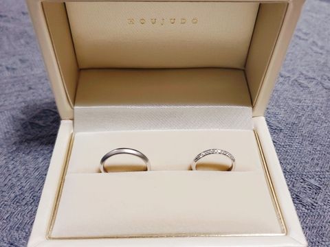 【宝寿堂(ほうじゅどう)の口コミ】 婚約指輪と重ね付けができるのを探していました。
細すぎず冠婚葬祭でも着…