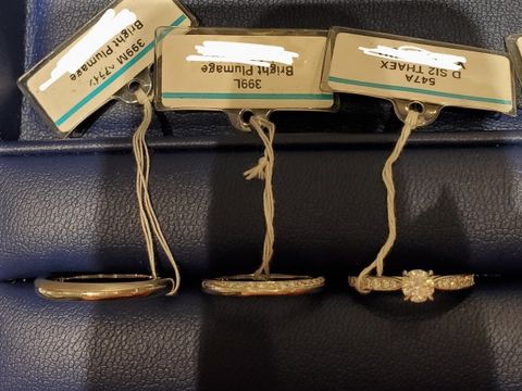 【銀座ダイヤモンドシライシの口コミ】 ダイヤモンドが上部側面に付いているので、着用の向きによってシンプルに…