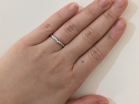 【銀座ダイヤモンドシライシの口コミ】 婚約指輪と重ね付けできるデザインを選びました。
婚約指輪が少しウェーブ…