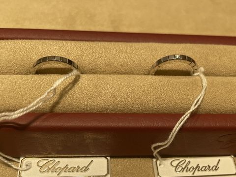 【ショパール(Chopard)の口コミ】 ダイヤなし、夫婦で同じデザイン、取り巻きデザインの婚約指輪と喧嘩しな…