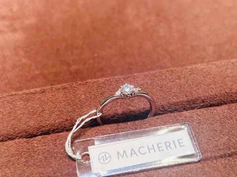 【MACHERIE(マシェリ)の口コミ】 シンプルですが特別感があります！
華奢な感じで指が綺麗に見えると思いま…
