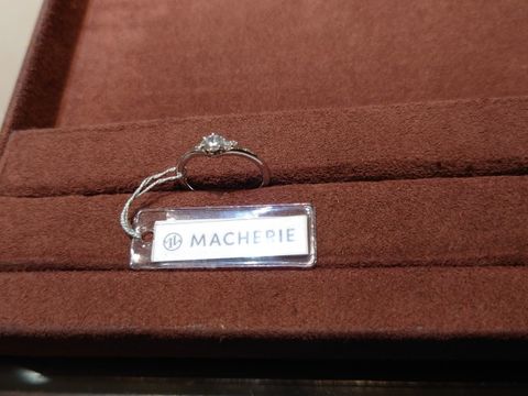 【MACHERIE(マシェリ)の口コミ】 シンプルなデザインで、
メインのダイヤが際立つようになっていると思いま…