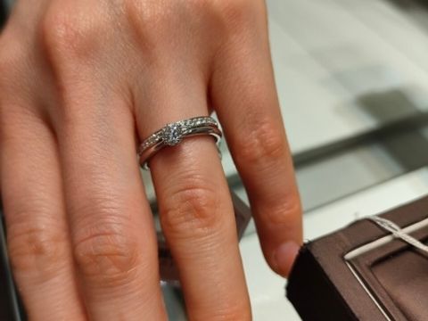 【アイプリモ(I-PRIMO)の口コミ】 初めに指輪探しするならアイプリモ。通説に乗っ取り試着しました。王道シ…