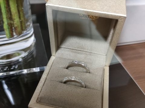 【和光ブライダルブティックギンザの口コミ】 勿忘草がモチーフで、清楚で品が良かったこと。また全ての柄ががミル打ち…