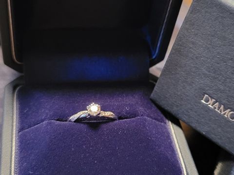 【銀座ダイヤモンドシライシの口コミ】 螺旋に見えるようなメレダイヤのデザインが特徴的な指輪です。中央の石が…