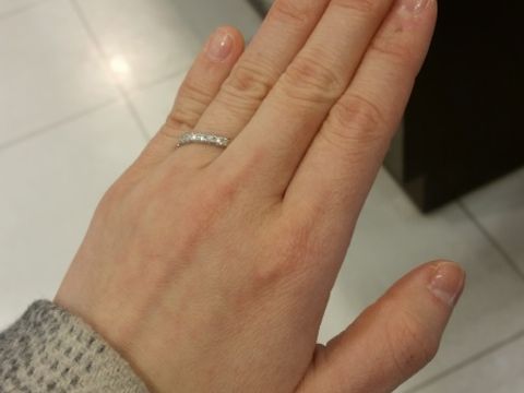【Cadensia bridal(カデンシアブライダル)の口コミ】 キラキラ綺麗なエタニティリングを試着しました。埋め込まれているという…