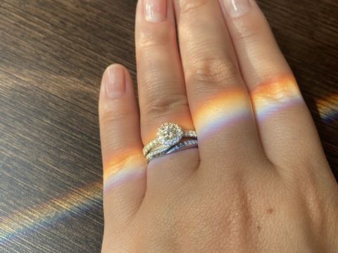 【アイプリモ(I-PRIMO)の口コミ】 婚約指輪はキラキラしてるものが憧れでした。よくあるシンプルなものでは…