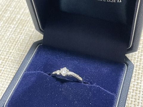 【銀座ダイヤモンドシライシの口コミ】 中央ダイヤモンドの左右に小さいダイヤモンドがアシンメトリーで流線状に…