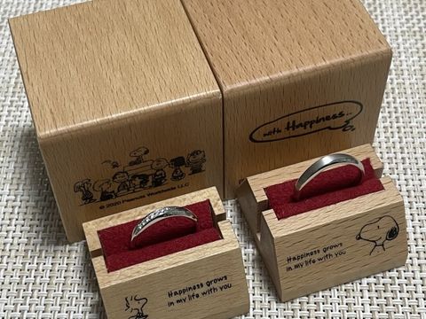【with Happiness..の口コミ】 婚約指輪と重ね付けが出来るよう、ダイヤモンドの配置が同じ流線状になっ…
