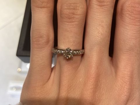 【ティファニー(Tiffany & Co.)の口コミ】 王道で憧れのブランドの、王道デザインの指輪です。ティファニーの婚約指…