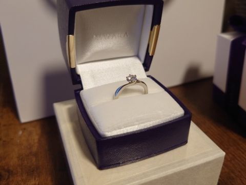 【俄(にわか)の口コミ】 桜の花びらをモチーフとした5角形のダイヤでNIWAKAダイヤモンドというオリ…