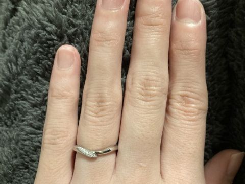 【俄(にわか)の口コミ】 シンプルなデザイン。指が綺麗に見える細くウェーブがかかっていて一目惚…