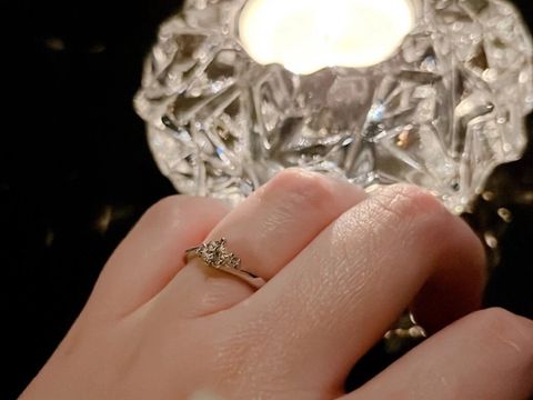 【アイプリモ(I-PRIMO)の口コミ】 シンプルでいてウェーブもあり、また真ん中のダイヤの横に小さなダイヤも…