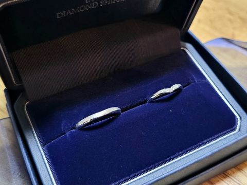 【銀座ダイヤモンドシライシの口コミ】 指が綺麗に見えるV字デザインです。婚約指輪(タイムレスラブ)とセットリン…