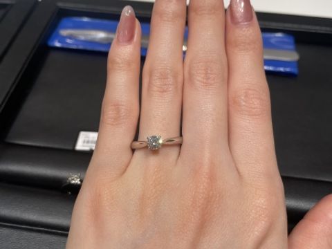 【ラザール ダイヤモンド(LAZARE DIAMOND)の口コミ】 シンプルで高級感と重厚感のあるリングを求めていました。横からの見え方…