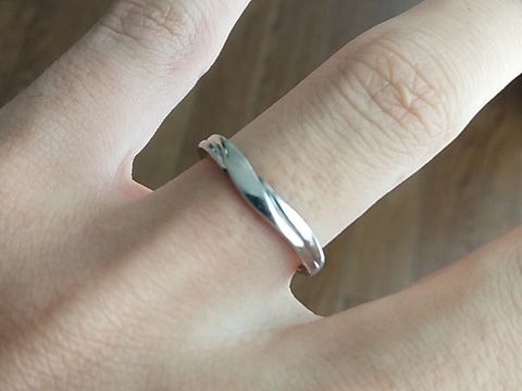 【銀座ダイヤモンドシライシの口コミ】 同じデザインで色違いができる指輪にしました。私はプラチナ、妻はピンク…