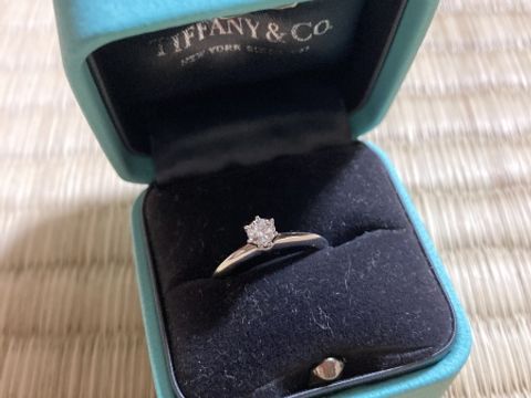 【ティファニー(Tiffany & Co.)の口コミ】 "婚約指輪といえばこんな形"というイメージ通りの指輪でした。…