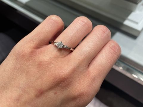 【アイプリモ(I-PRIMO)の口コミ】 色々ブランドを見ましたが、決め手はこの指輪のデザインです。ウェーブの…