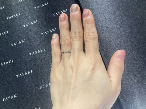 【TASAKI(タサキ)の口コミ】 シンプルな三石ダイヤです。幅は細目でダイヤの感じも華奢なデザインです…