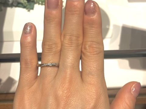 【銀座ダイヤモンドシライシの口コミ】 スタッフの方に勧められて着用しました。細めのダイヤのラインがかわいい…