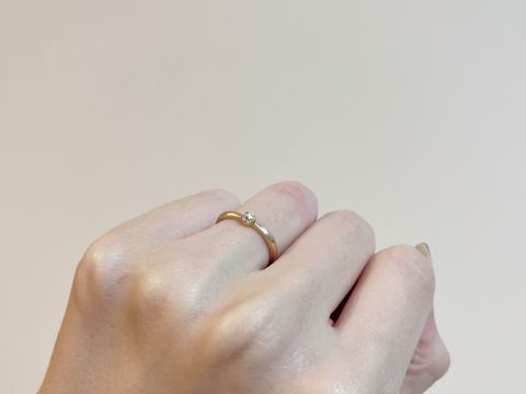 【mina.jewelry(ミナジュエリー)の口コミ】 ローズカットのコロンと丸みのあるダイヤモンドに、花びらのがくのような…