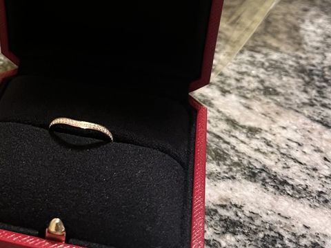 【カルティエ(Cartier)の口コミ】 一粒ダイヤではなく、ハーフエタニティにしました。いつまでも結婚指輪と…