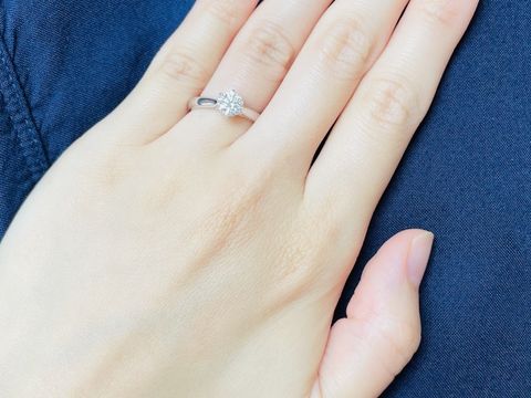 【リューツウの口コミ】 結婚指輪との重ね付けを想定し、シンプルなソリテールで6本爪のデザインに…