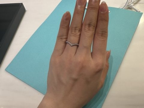 【ティファニー(Tiffany & Co.)の口コミ】 綺麗なvラインの指輪でラインに沿って綺麗にダイヤモンドがあしらわれてい…