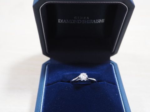 【銀座ダイヤモンドシライシの口コミ】 ダイヤが光に当たると本当に綺麗に輝きます。リングはシンプルに見えます…