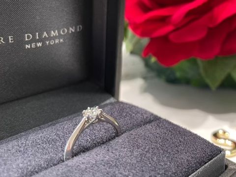 【ラザール ダイヤモンド(LAZARE DIAMOND)の口コミ】 流行り廃りのない「THE 婚約指輪」というスタンダードなデザインながら、…
