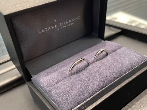 【ラザール ダイヤモンド(LAZARE DIAMOND)の口コミ】 Vとストレートを合わせたようなデザインが個性的。ダイヤがVラインを描い…