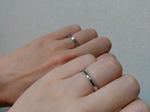 【エクセルコダイヤモンド(EXELCO DIAMOND)の口コミ】 素材はプラチナです。男性用は平打ちのヘアライン加工が入ったもので、女…