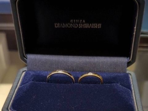 【銀座ダイヤモンドシライシの口コミ】 婚約指輪がゴールドのため、結婚指輪もゴールドが入っているものを探して…