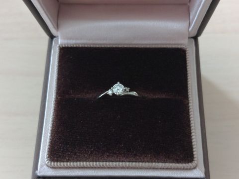 【アイプリモ(I-PRIMO)の口コミ】 デザインはシンプルながらもエレガントで、ダイヤモンドは四本爪で取り付…