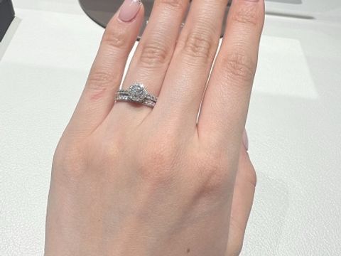 【アイプリモ(I-PRIMO)の口コミ】 デザインが好みでこちらを試着しました。
結婚指輪と婚約指輪の重ね付けし…