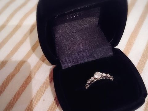 【JEWELRY  KAMATA(ジュエリーかまた)の口コミ】 主人から頂いた婚約指輪ですが､手元がキラキラ光っていて服装にも映えます…