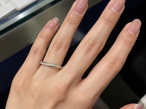 【ROYAL ASSCHER(ロイヤル・アッシャー)の口コミ】 指輪は王道のストレートタイプですが、ダイヤがカーブがかかった斜めに入…