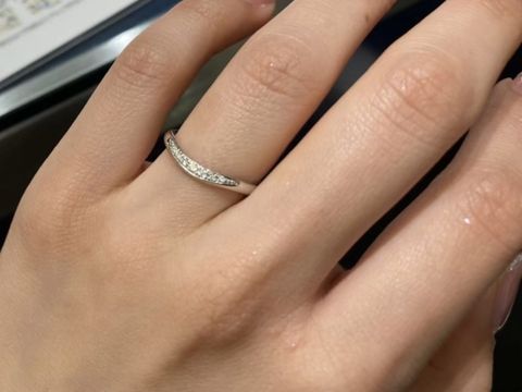 【ROYAL ASSCHER(ロイヤル・アッシャー)の口コミ】 試着した時の着け心地ちのよさ、華やかさが良いです。ダイヤのキラキラも…