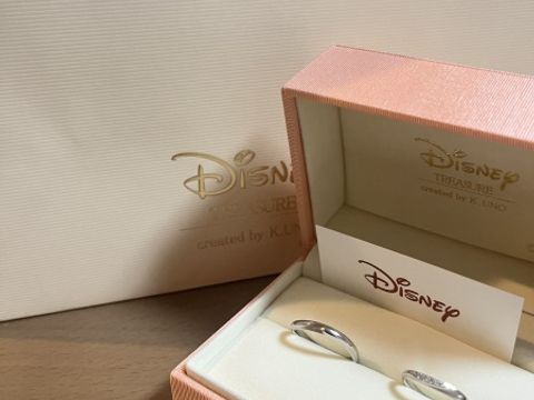 【ケイウノ ブライダル(K.UNO BRIDAL)の口コミ】 女性用の指輪は、ダイヤが5つも装飾されており、華やかで綺麗です。少し派…