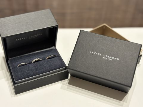 【ラザール ダイヤモンド(LAZARE DIAMOND)の口コミ】 婚約指輪と重ねて着けたいと思っていたので、店員さんに相談すると、とて…
