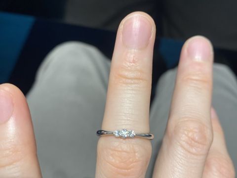 【銀座ダイヤモンドシライシの口コミ】 ストレートの3つダイヤがついた指輪です。結婚指輪もキラキラしたものが好…