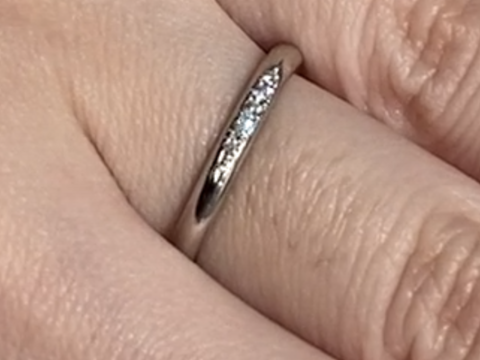 【銀座ダイヤモンドシライシの口コミ】 すっきりとしたシンプルなデザインでした。メレダイヤが一列にならんでと…