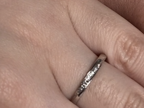 【銀座ダイヤモンドシライシの口コミ】 斜めに大胆にメレダイヤが7石配置されています。ゴージャスでエレガントな…