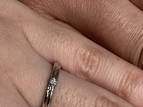 【銀座ダイヤモンドシライシの口コミ】 ストレートの指輪で、シンプルですっきりとしたデザインでした。真ん中に…
