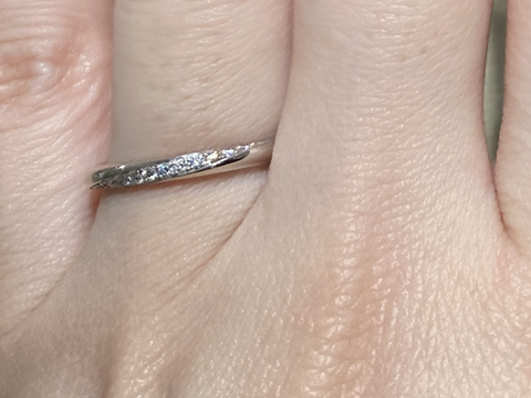 【アイプリモ(I-PRIMO)の口コミ】 すっきり、はっきりしたデザインで、ストレートの指輪なのでシンプルな雰…