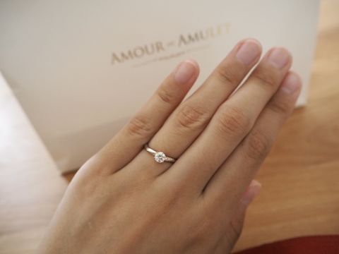 【AMOUR AMULET(アムール・アミュレット)の口コミ】 指輪のデザインは、Vの字になっています。

指が長く見える効果があり、綺…