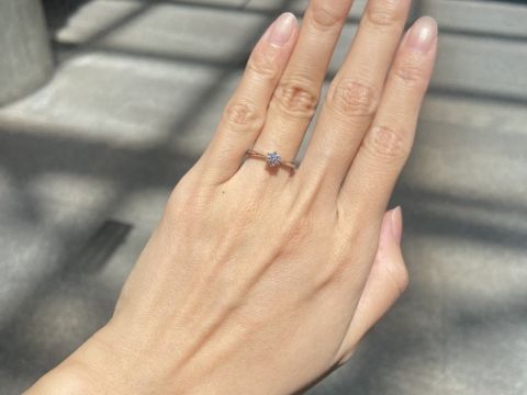 【アイプリモ(I-PRIMO)の口コミ】 一粒のダイヤが美しく、外で見ても屋内で見ても輝きが強く、見ているだけ…