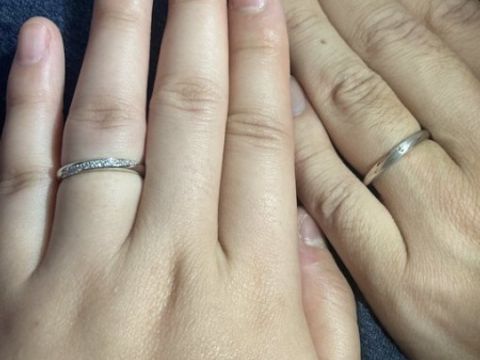 【ケイウノ ブライダル(K.UNO BRIDAL)の口コミ】 二人とも同じ誕生日なので、誕生日石をそれぞれ中心に埋め込みました。裏…