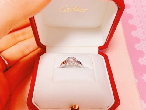 【カルティエ(Cartier)の口コミ】 真ん中に大きなダイヤモンドがあり、両横にダイヤモンドが2つ並んでいるデ…