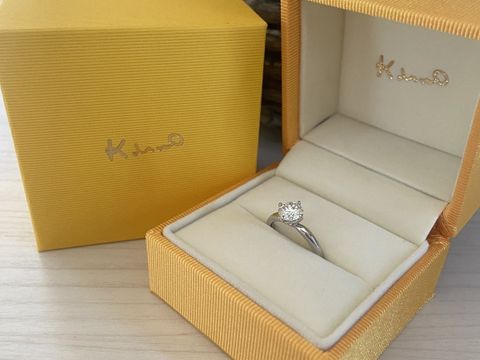 【ケイウノ ブライダル(K.UNO BRIDAL)の口コミ】 台座がお互いのイニシャル「R」が入っているところ。
1ct.のダイヤモンド…